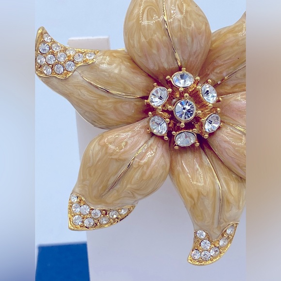 Vintage Nolan Miller Gold Tone Creamy Enamel And Clear Rhinestones Floral Brooch - Picture 7 of 9